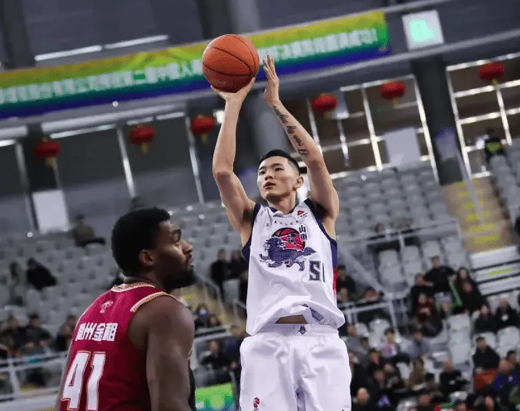 半岛体育官网-解说：陈林坚投进这几记决定比赛的三分球，太狠了