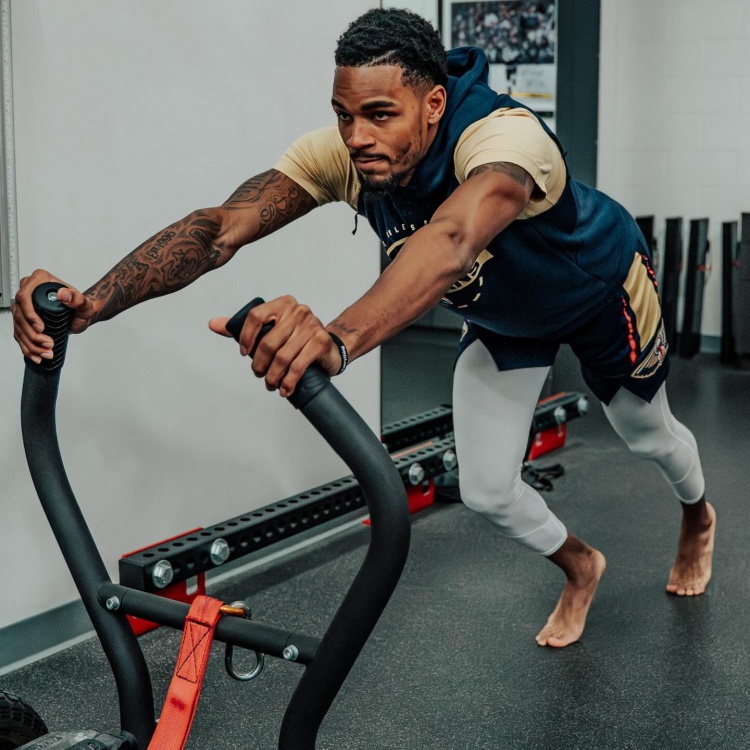 半岛体育-至今还未复出！德章泰·穆雷晒训练照：2026年！冲呀！