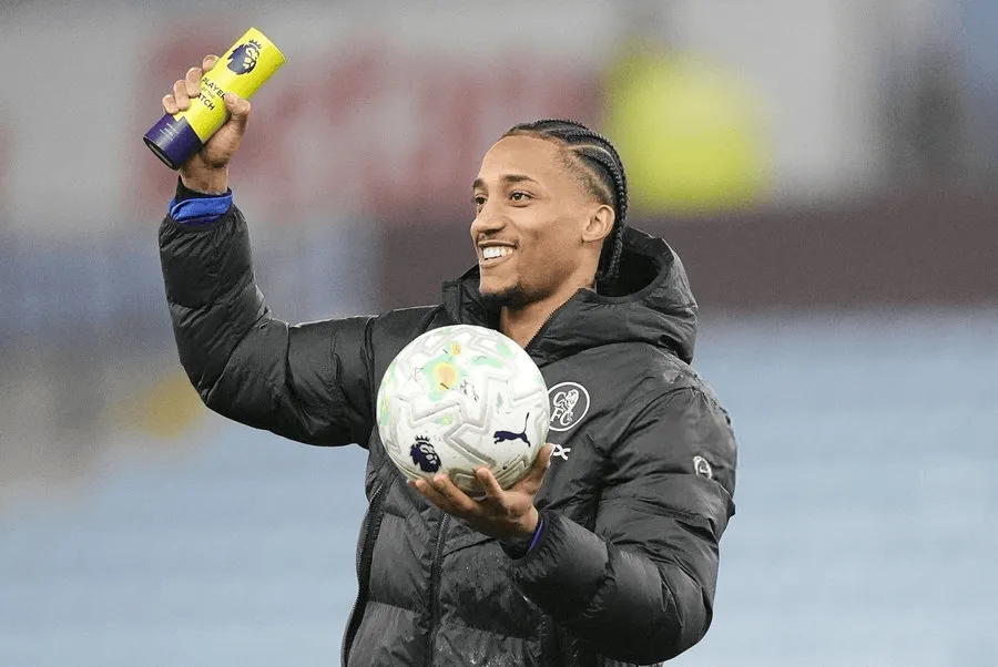 半岛体育官网-上演帽子戏法，官方：佩德罗当选4-1维拉球迷票选全场最佳