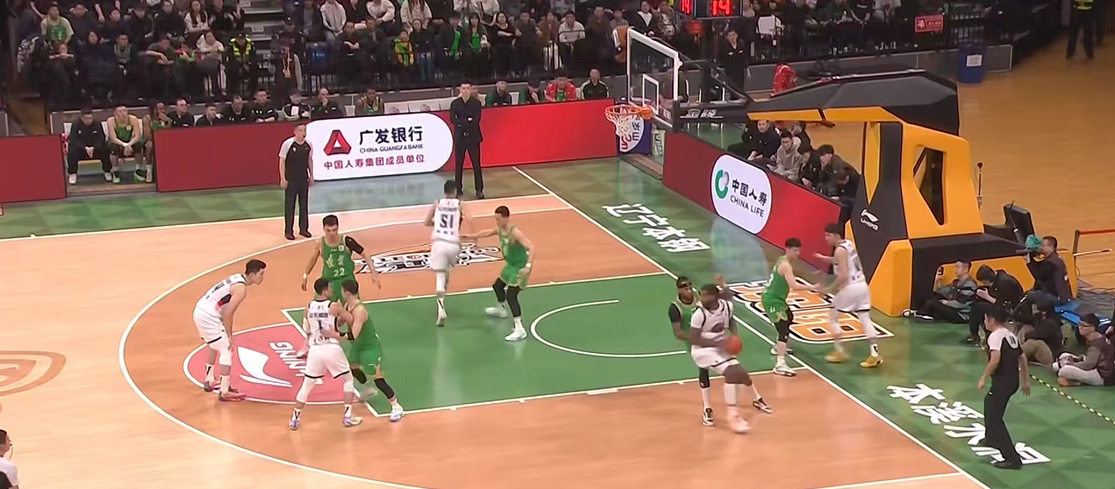 半岛体育APP-故地重游不留情！高诗岩末节12分，高速男篮84：79击败辽宁